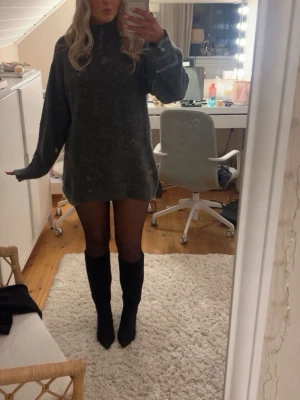 Oversized grå stickad polotröja - Mysig oversized grå stickad polotröja med långa ärmar och hög krage. Perfekt för lager-på-lager och chill stil. Enkel design utan synliga loggor eller mönster. Går att ha som både klänning och tröja. Sticks inte. Skriv vid frågor eller funderingar 🤍