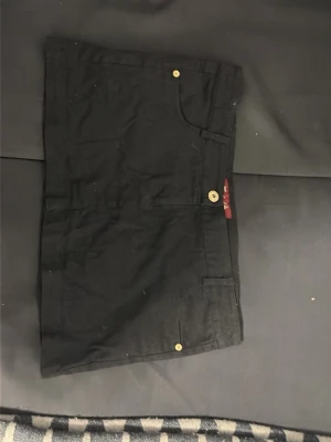 Svart jeanskjol - Säljer en jättefin svart jeanskjol. Den är lågmidjad och i storlek Xl, jag har aldrig använt den bara provat på. 