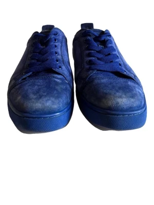 Christian Louboutin sneakers - Tja säljer ett par tvär feta loubs i storlek 41 men sitter mer som 42 eftersom de är stora i storleken. De är i väldigt bra skick! Förutom ett märke, se bild (6) de är självklart äkta✅endast skorna medföljer vid affär!😁du kan även se på sista bilden att de är köpta från the grand archive. Nypris~ 9500kr