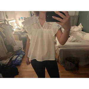 superfin blus från only - säljer denna fina blus från only, storlek s, nyskick prislapp sitter kvar ☺️ hör av er vid frågor! 