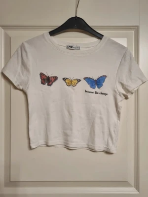 Vit t-shirt - Vit kort t-shirt med fjärilar från FB sister i storlek M men är liten i storlek så mer som en S. Fint skick.