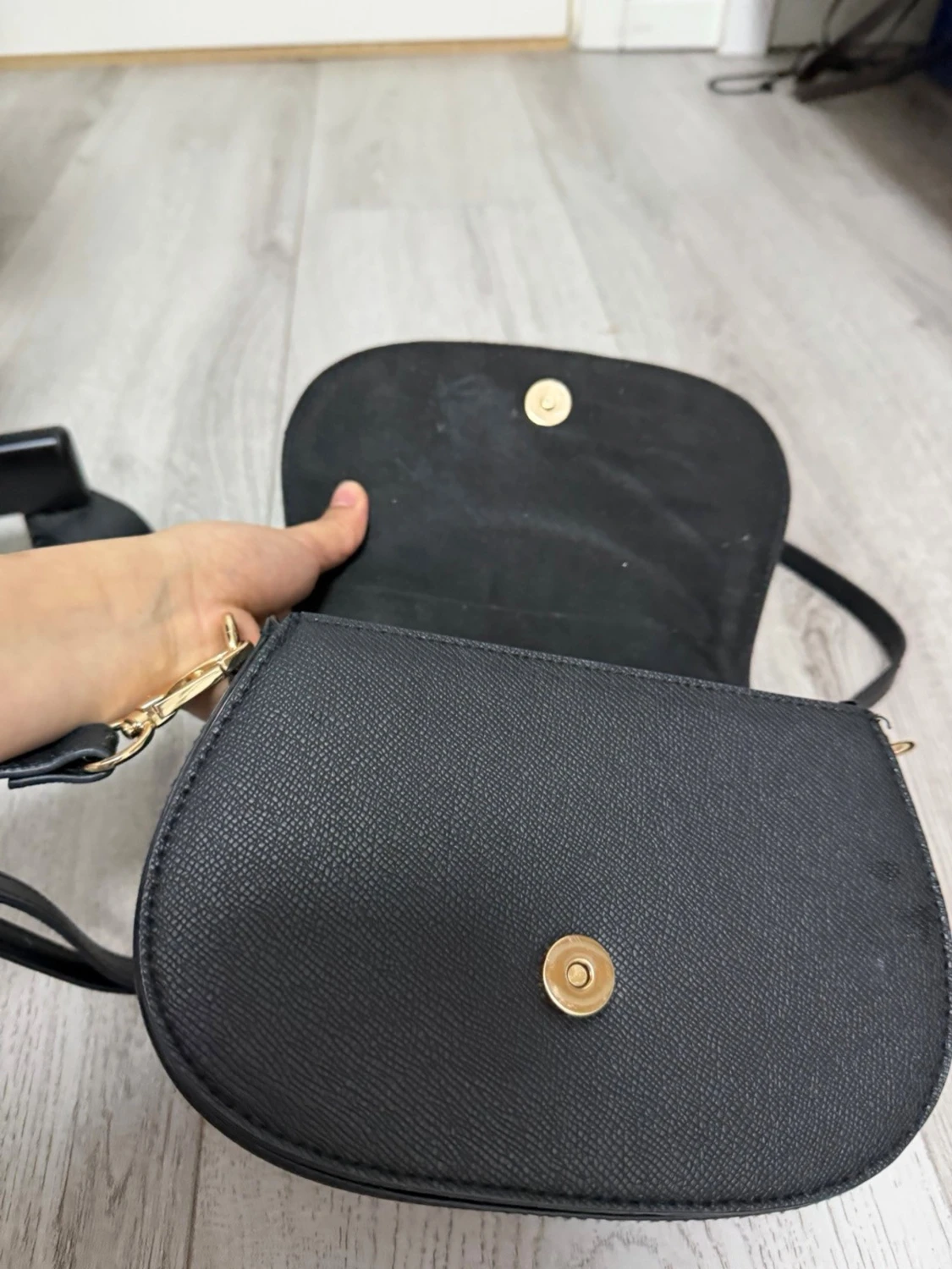 Svart axelväska i konstläder - 4