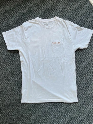 Handbroderad vit t-shirt från Denim Projekt - Vit t-shirt från Denim Select med handbroderad text 'LUK 1:37' på bröstet. ”Inget är omöjligt för Gud”