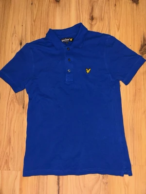 Lyle & Scott  - Blå polo tröja från Lyle & Scott i bra skick