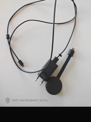 Google Chromecast generation 3 original med strömadapter - Smidig grå Google Chromecast generation 3 med HDMI och USB-kabel samt tillhörande strömadapter. Perfekt för att streama innehåll från mobilen eller datorn direkt till TV:n. Rund formad enhet i plast med enkel anslutning. Fullt fungerande och återställd. Går ej att köpa längre så är en eftertraktad pjäs. 