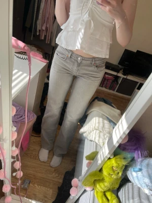 Raka lowwaist jeans - Super snygga och jätte bekväma stretcht materialet , men kommer inte till användning dom är använda 3 gånger så helt som nya inga fläckar eller defekter ☺️innerbens längden är 84   Skriv om du undrar något💕  