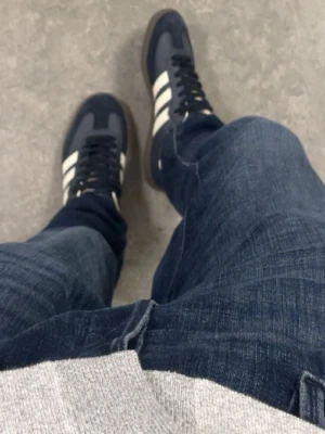 Mörkblåa sambas - Säljer mina mörkblåa sambas st 41 men passar även 42! Bra skick 