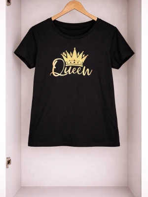 Svart Queen t-shirt med guldkrona - Snygg svart t-shirt med ett stort guldfärgat tryck av en krona och texten 'Queen' på bröstet. Klassisk rund halsringning och korta ärmar. Perfekt för dig som vill sticka ut med en cool och trendig look.