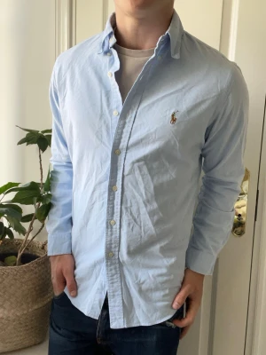 Ralph lauren skjorta M - Ralph lauren skjorta M, Inga defekter! Modellen i bilderna är 180 cm 75 kg och bär Storlek M , Kom med frågor! 🌟 (Kan gå ned i pris vid köp av paket 😉) 