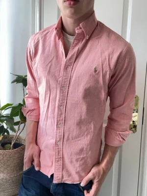 Ralph lauren skjorta slim fit stretch oxford  - Ralph lauren skjorta slim fit stretch oxford - den bästa skjortan RL har att erbjuda. Inga defekter! Modellen i bilderna är 180 cm 75 kg och bär Storlek L , Kom med frågor! 🌟 (Kan gå ned i pris vid köp av paket 😉) 