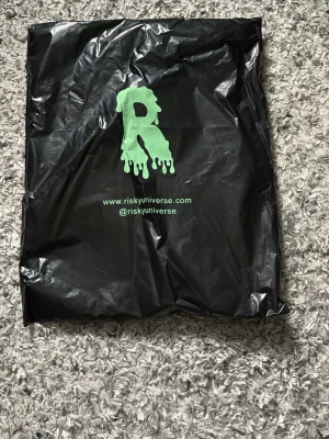 Oöppnad risky i svart och lila - Helt oöppnad risky windbreaker dom säljs eftersom att jag inte behöver den. Som man ser på bilden så kommer man att få den helt oöppnad