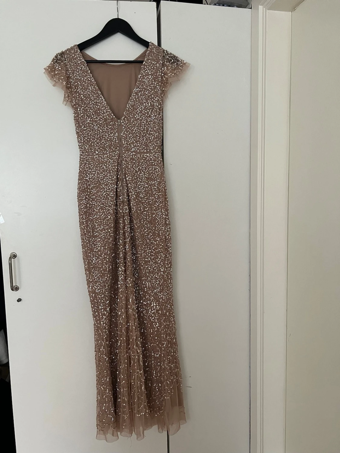 Glittrig champagnefärgad långklänning - 1