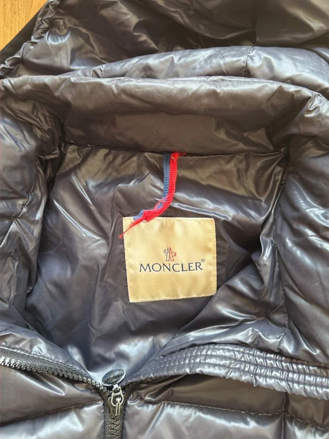 Svart dunjacka från Moncler med huva - 4