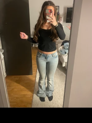 Bootcut jeans med låg midja - Ljusblå lågmidjade bootcut jeans från weekday i storlek 32, i bra skick och säljer pga de inte används. Skriv för fler detaljer/bilder💕