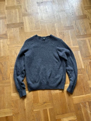 Mörkgrå uniqlo tröja - Storlek s men har krympt i tvätten. Så passar ungefär xs. Måtten på bilderna är armlängd, axelbredd och längd från axeln nedåt. Fråga gärna!