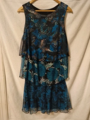 Klänning - Mönstrad klänning från Desigual i storlek L, endast provad nyskick