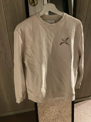 Arigato sweatshirt  - Tja, säljer denna arigato tröjan som är perfekt till skolan har flera slitningar men funkar fof utmärkt till vardagligt bruk. Hör av er vid minsta lilla fundering!