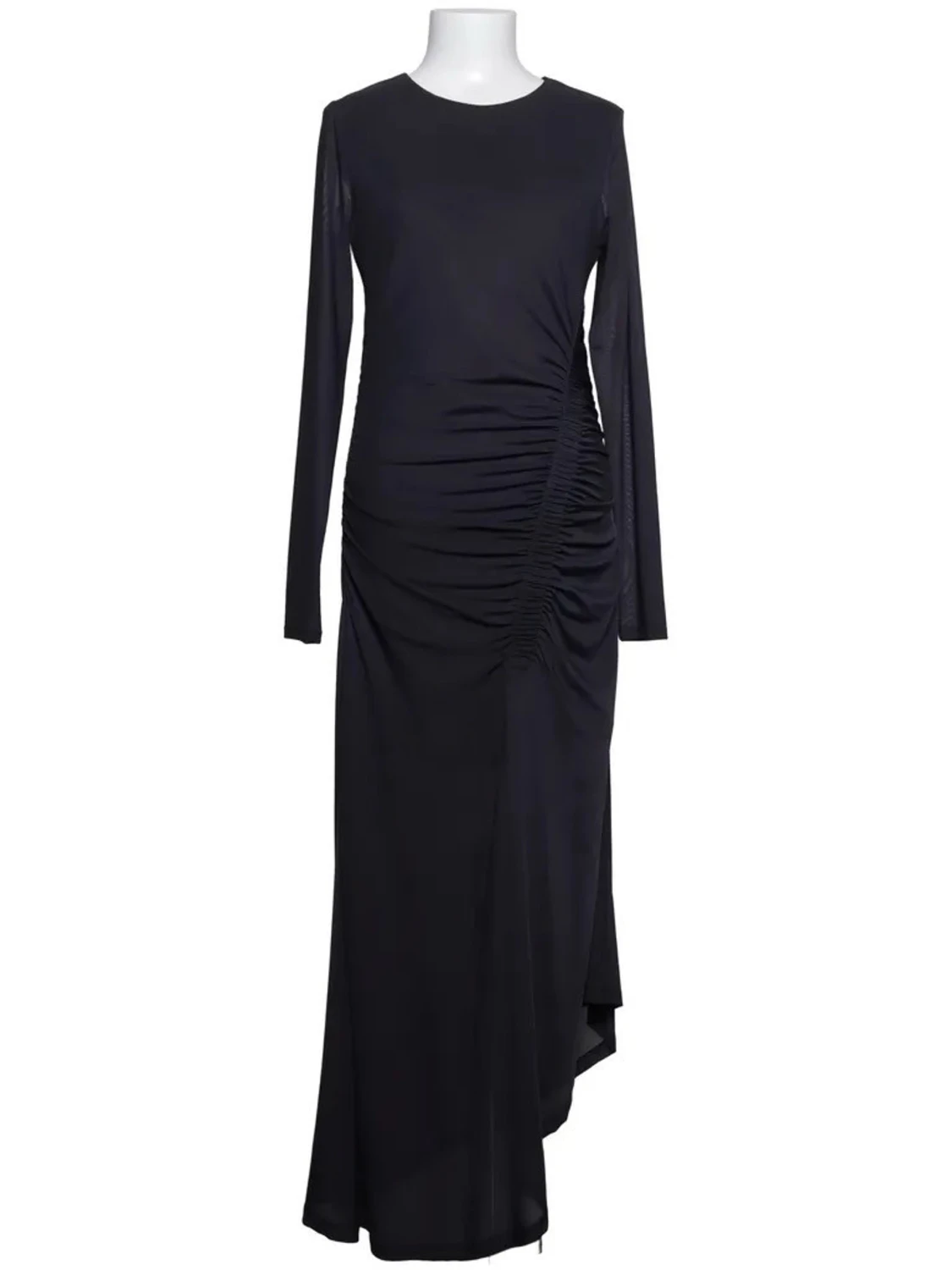 Svart långklänning med rynkade detaljer