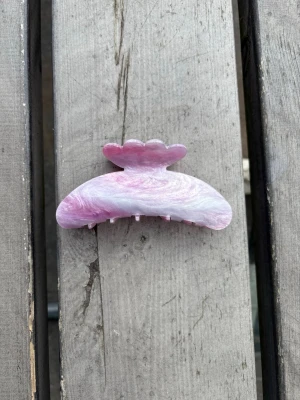 Ljusrosa hårklämma  - Fin rosa hårklämma med silikon på insidan som skapar en antislip funktion. Håller sig på plats hela dagen🤩