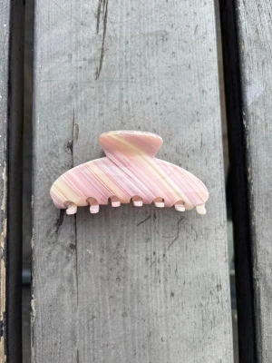 Pastellrosa hårklämma  - Söt rosa hårklämma med silikon på insidan som skapar en antislip funktion. Håller sig på plats hela dagen🤩