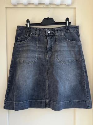 Grå jeanskjol från Rabalder - Snygg grå jeanskjol med lite vintagekänsla.