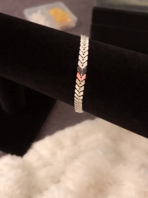 Silvrigt armband  -  armband i silverfärg med pilformade länkar. 