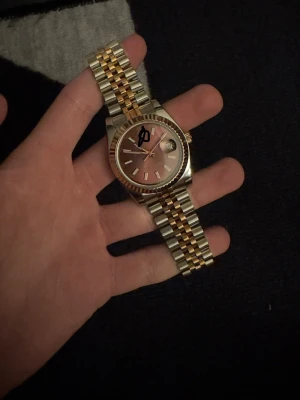 Två tonad herr klocka R - Riktigt snygg funkar perfekt kommer med alla länkar och box