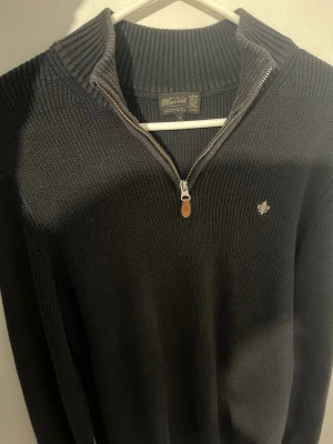 Halfzip Morris - Mörkgrå stickad tröja från Morris med halv dragkedja och ribbad krage. Fraktar samma dag, Storlek M 