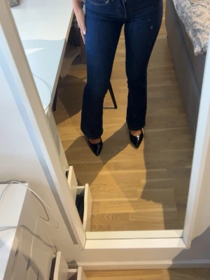 Mörkblå bootcut jeans - Snygga mörkblå bootcut jeans med låg midja är 163 sitter perfekt i längden skulle säga passar även storlek xs!