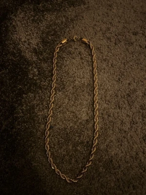 Guld Cordell halsband - Helt oanvänd 55cm 7 mmSnyggt guldfärgat halsband 
