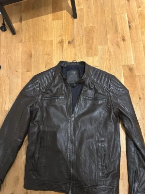 Mörkbrun skinnjacka Jack & Jones - Snygg mörkbrun skinnjacka från Jack & Jones. Jackan är ej använd och säljs påkrund av förliden storlek. Nypris 1500kr