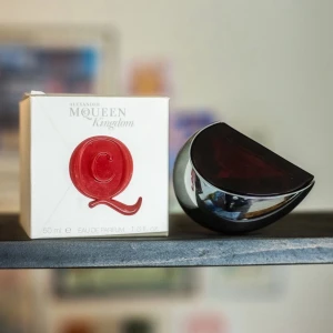 Sällsynt parfym, McQueen Kingdom - Säljer eller byter en riktig klassiker: Alexander McQueen, Kingdom (2003)  Eftertraktad och sällsynt doft med en unik kryddighet, som balanseras ut med diverse blommor och citrus.  Uppskattar mängden till 25/50ml, bedöm själv enligt andra bilden. Kan mötas upp i Stockholm.  900kr