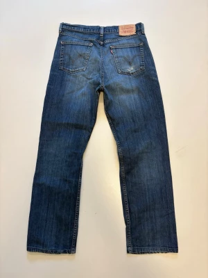 Vintage Levis jeans - Vintage blåa Levis jeans //  Storlek W32 L32 //  Modell: straight/bootcut //  Mycket bra skick //  Midja bredd 41cm  Längd och 102cm Innerben längd 72cm  Lårvidd 29cm  Benöppning 21cm // Skriv vid minsta fråga eller fundering💯