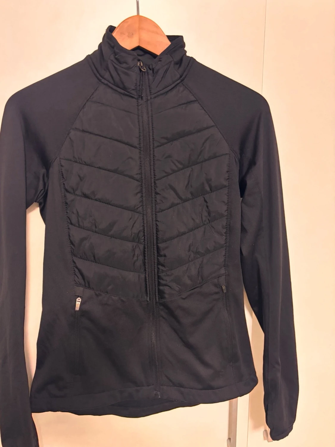 Svart sportig vindjacka med dragkedja