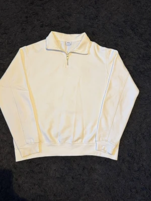 Zara Quarter zip tröja - Vit / creme färgad Zara quarter zip. Storlek L, pris kan diskuteras 