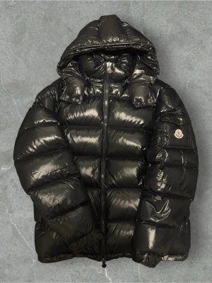 Moncler Maya storlek 6 - Moncler Maya storlek 6 i mycket fint skick. Ända felet är ett pyttelitet pinhole som inte syns (se bild)