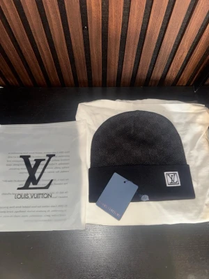 Svart mössa  - Aldrig använd, fin mössa, påse o tag följer med 