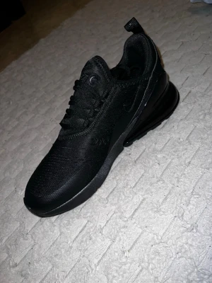 Nike Air Max 270 helsvart  - Helt nya Nike Air Max 270 svart, storlek 41