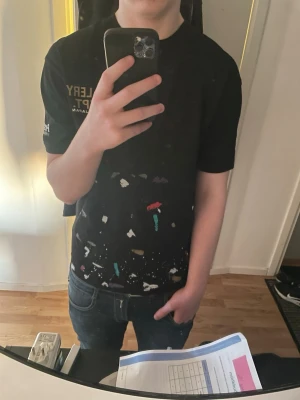 Svart Gallery Dept. T-shirt - Svart Gallery Dept. T-shirt med färgstänk, du får med original påsen också. Tröjan e även använd kanske 4-5 gånger. Jag är 180 cm lång och väger 65 kg.