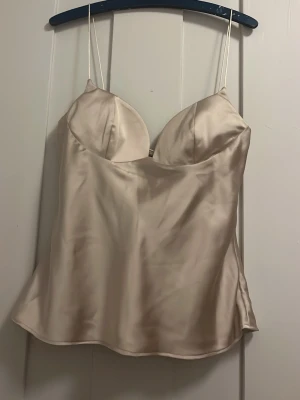 Champagnefärgad topp från Zara i storlek L - Champagnefärgad topp från Zara i storlek L. Ny med prislapp!