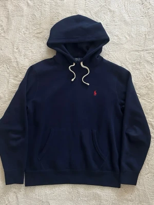 Marinblå hoodie från Polo Ralph Lauren - Tja! Säljer en as snygg Polo Ralph Lauren hoodie | Skick 10/10 jättebra! | Storlek M kan även passa S | Självklart äkta köp från Boozt! | Nyprid 2295kr | Mitt pris 1299kr | Höf av dig vid frågor eller funderingar 