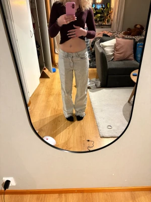Baggy jeans - Säljer ett par ljusa, baggy jeans med stora fickor på sidorna och klassiska bakfickor. Jeansen har låg midja och raka ben, perfekt för en avslappnad och trendig look. Materialet är denim och färgen är ljus grå. Från Gina tricot. Endast använda 1 gång men dock sprättade nertill (be om bild). Skicka bud och frågor💕