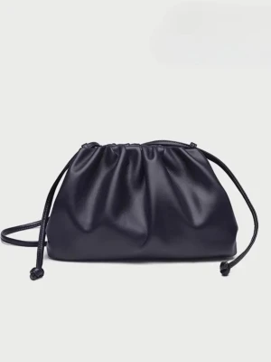 Mörkblå clutch-väska med dragsko - Trendig mörkblå handväska i mjukt, slätt material med dragskostängning och smal axelrem. Väskan har en puffig, molnliknande form och minimalistisk design som passar perfekt till en modern stil.