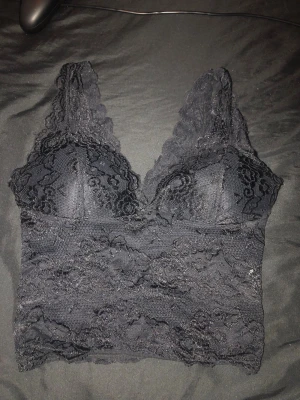 Svart spets bralette med bred kant - Svart snygg top från only 