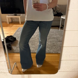 Blå lågmidjade bootcut jeans - bootcut jeans från gina ❣️ sparsamt använda då jag bytt stil 💓💓pris går att diskutera 