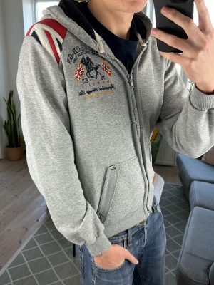 Geographical Norway Hoodie - Trendig, unik och väldigt stilren! Perfekt i alla tillfällen! Mått: A:55 B:47 C:44 D:60 (cm) Storlek L men den passar även M. Skriv vid fundering! 😇✌️