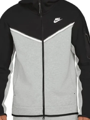Nike Tech Fleece hoodie svart/grå - Nike Tech Fleece hoodie i svart och grått med vit detalj på bröstet. Dragkedja framtill, huva och fickor på sidorna. Ikonisk Nike-logga på bröstet och en extra ficka med dragkedja på ärmen. Perfekt för en sportig och avslappnad stil.