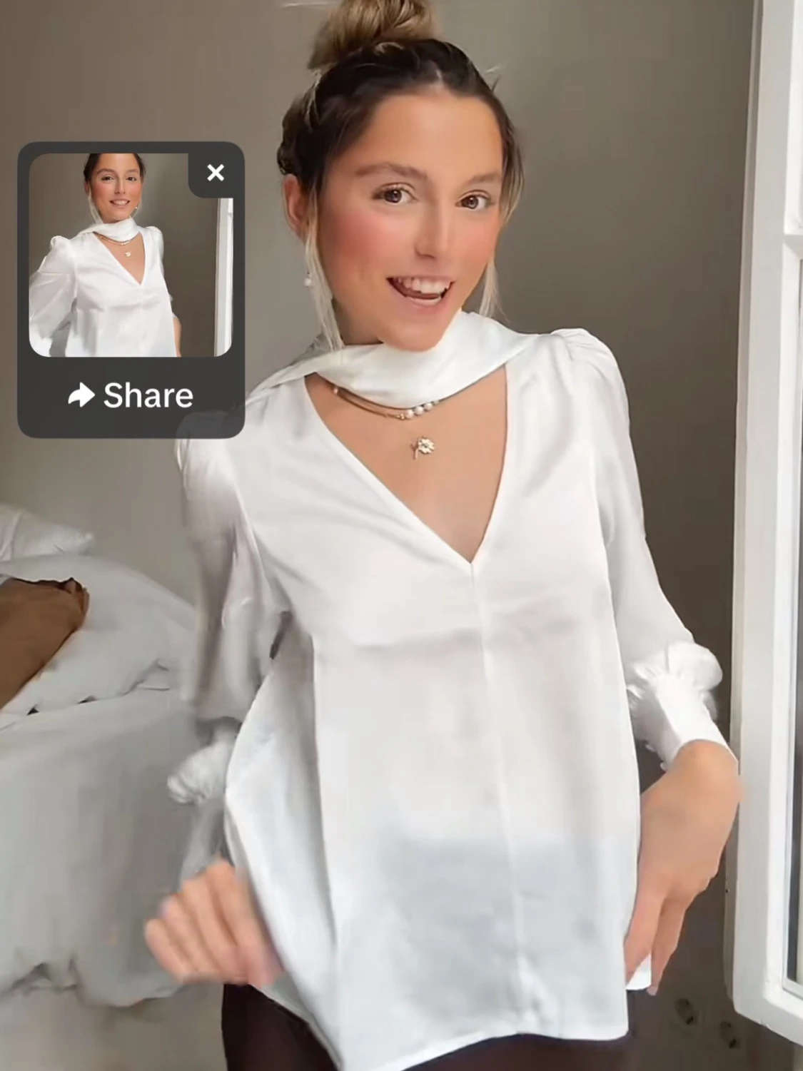 söker!!!!!!!!rVit blus med scarf-detalj - 2