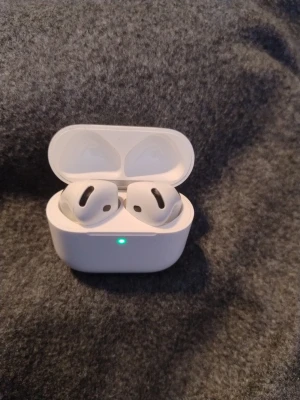 Apple AirPods Gen 4 med laddningsetui - Lite använda och 100% äkta Apple AirPods Gen 4 i mycket bra skick. Fungerar perfekt utan några problem. Bra ljudkvalitet och batteritid. Levereras med laddningsetui. Säljs eftersom de inte används längre. Info om modellen: Trådlösa hörlurar med Bluetooth Upp till ca 5 timmars lyssning per laddning Upp till ca 30 timmar med laddningsetuiet USB-C laddning Inbyggda mikrofoner för samtal � apple.com