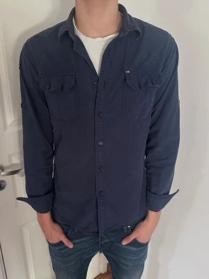 Mörkblå Overshirt - Säljer denna feta overshirt från Lexington. Passar perfekt till våren. Storlek M, modellen är 187, 75kg